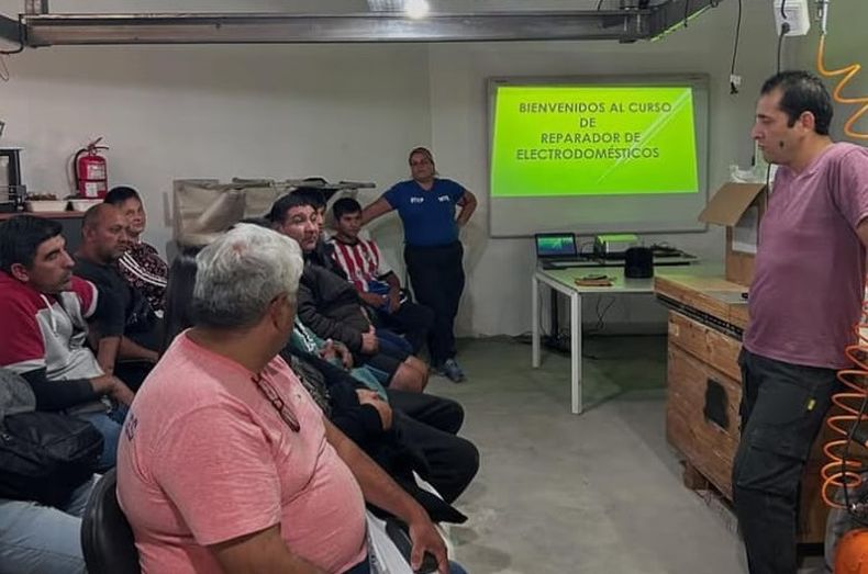 TecnoRAEE dio inicio a su curso de reparación de electrodomésticos y va por más.