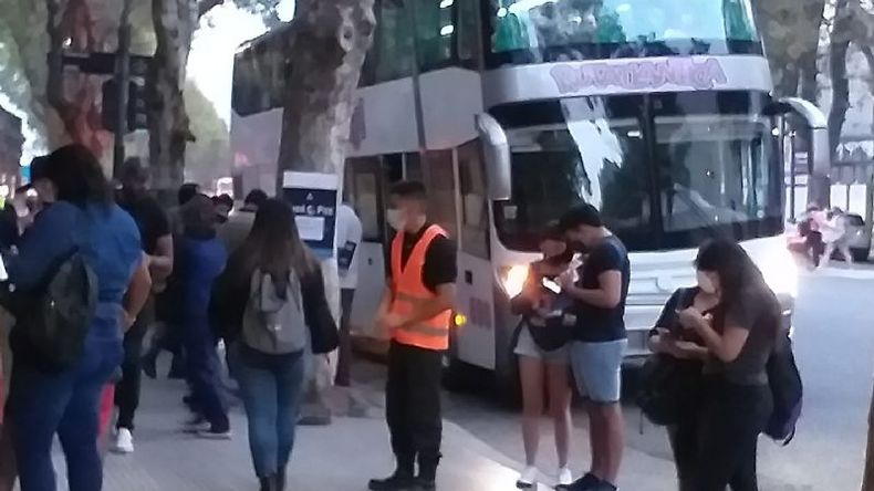 Micro en Palermo, esperando llevar a pasajeros del FFCC San Martín (foto: Ángel Leiva)..