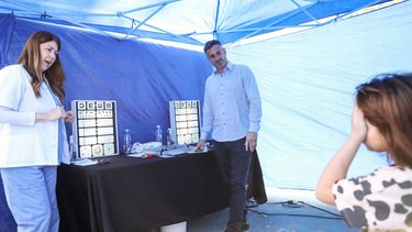 VER BIEN, APRENDER MEJOR. El intendente participó del programa de controles oftalmológicos para chicos.&nbsp;