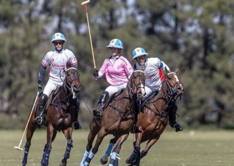 Adolfo Cambiaso junto a Poroto, vencieron al equipo de Mía Cambiaso para llegar a la semifinal.