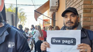 Los trabajadores se movilizaron esta mañana acompañados por sus familias a la delegación local del Ministerio de Trabajo.&nbsp;