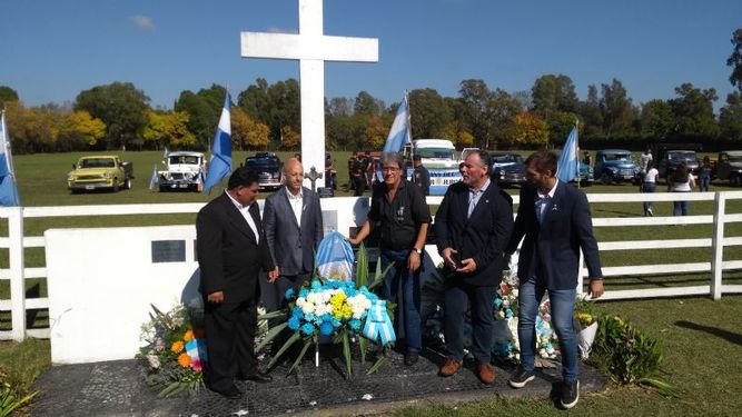 Homenaje a los excombatientes y anuncios en el Cenotafio