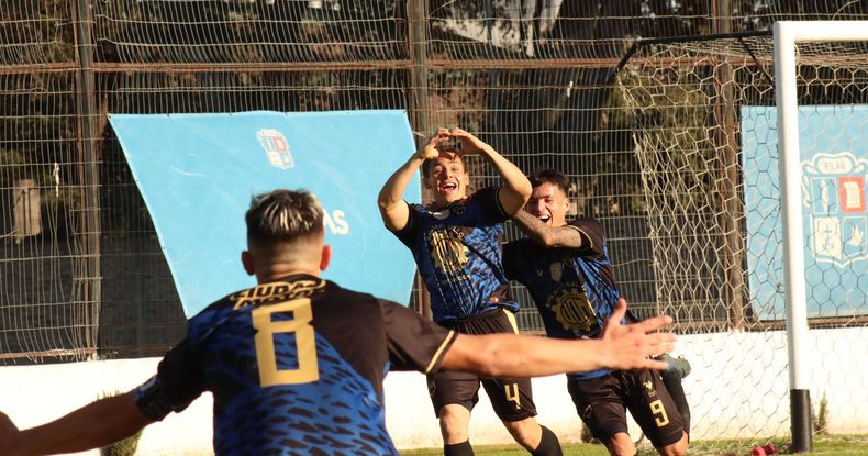 CORAZÓN DE GOL. Sarradell festeja el 1-0 de Metalúrgico. Se suman Torres (8) y Portillo.