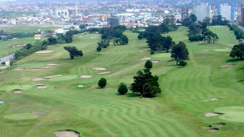 ESCENARIO. La cancha de Los Acantilados, de Mar del Plata GC..