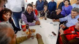TRUCO. Massa jugó con los jubilados. D’Onofrio (der.) lleva los puntos..