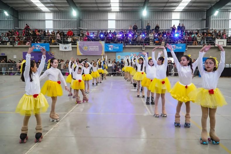 Una de las coreografías que llevaron adelante las escuelas participantes del Encuentro sobre Ruedas.