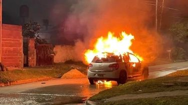 CITROËN EN LLAMAS. Los cuerpos fueron encontrados en un auto prendido fuego.