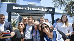 El gobernador Kicillof, junto a Achával, en la inauguración del edificio de la Secundaria 31, uno de los 20 construidos en el municipio.