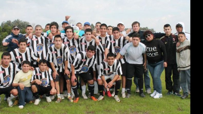 Los Pibes de Pilar, con la camiseta de Fénix, dieron la vuelta en Juveniles..