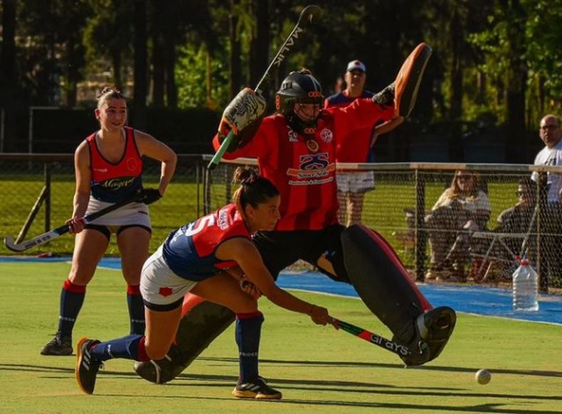 DEFINICIÓN. Julieta Rizzuto define ante la arquera uno de los goles de Deportiva.