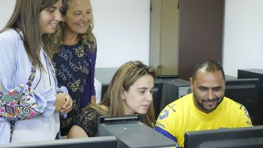 Pilar Ferrón (izquierda), directora de escuelas municipales, dialogó con Materia Prima..