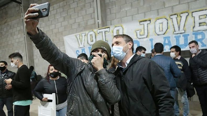 CUBIERTOS. Laurent volvió a compartir un acto con los jóvenes..