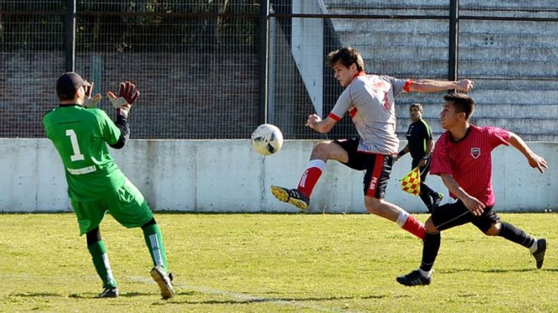 (FREDY CABALLERO. DEFINICIÓN. Cavallero, deAtlético, remata entre el arquero y el defensor para igualar el juego..