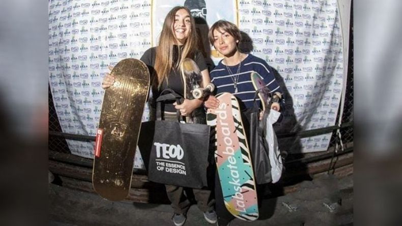 PODIO. Natalia Pettito (derecha) durante la premiación en la Liga AMBA..