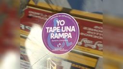 En el municipio de Moreno además de la multa va esta pegatina para los que estacionan en una rampa. Felipe Gonzalez / @lephcero..
