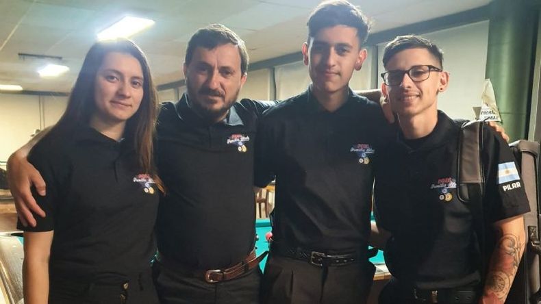 Los hermanos Block junto a Gastón, su papá. .