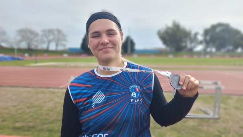 PLATA. Felicitas muestra su medalla, la primera de este martes para Pilar.&nbsp;