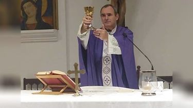 Un cura decidió dar misa sin fieles