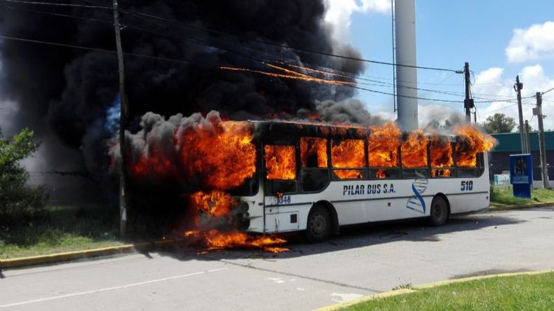 El colectivo de la línea 510, consumido por las llamas. Foto: Fernando Morales..