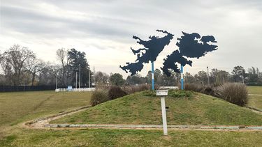 Cenotafio de Malvinas. Museo dedicado a nuestros héroes que quedaron en las Islas y a los que volvieron y siguen luchando por la causa Malvinas. Honor y gloria a nuestros veteranos. Av. José Dalco Domenech, ex Rt 28 km 5,5. Roberto Gerpe.