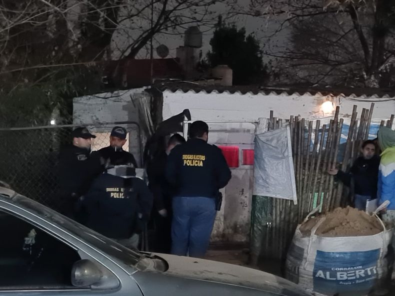 BARRIO LOS PERALES. La policía frente a la vivienda donde se halló la droga.
