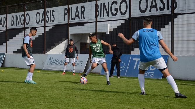 POR LA PELOTA. Nicolás Fittaioli sería titular en la revancha.