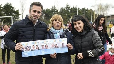 VILLA ROSA. Achával y Filgueira le entregan la boleta a Alicia, del club Cebollitas..