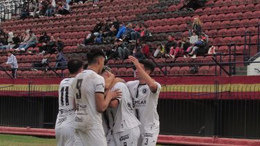TODOS LOS ABRAZOS TODOS. El festejo de los jugadores de Real Pilar con Nicolás Fittaioli (8).