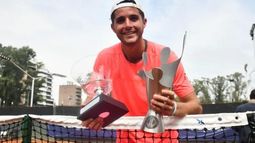 Rodríguez Taverna con los trofeos de su título en Rosario..