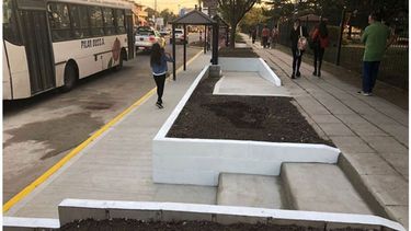 CARA NUEVA. La avenida Tratado del Pilar ya luce nuevos refugios en las paradas de colectivos..