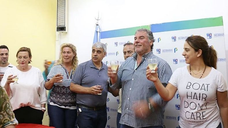 BRINDIS. Trindade, con concejales en la despedida de año..