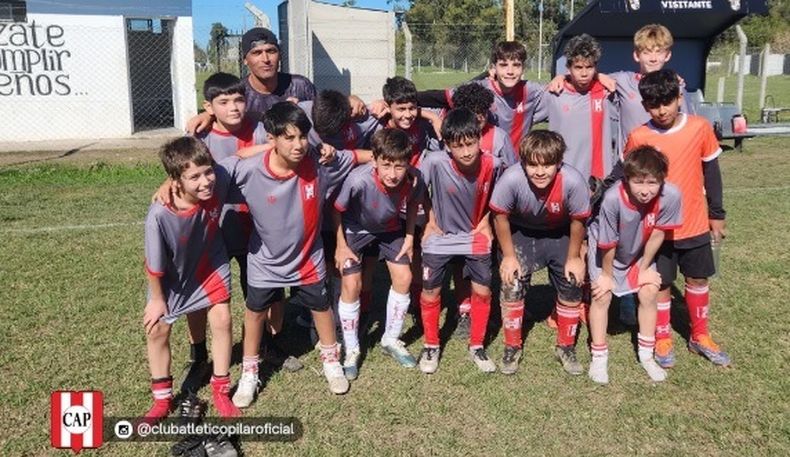 FORMACIÓN. Una de las categorías de Atlético Pilar que jugó este domingo en Glew ante Defensores.