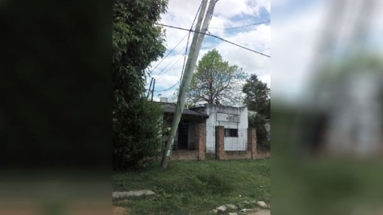 Poste de media tensión a punto de caerse en Santa María,  entre El Jilguero y El Hornero. Siete veces llamé a Edenor, siete. Si fuese para el country que yo trabajo en una hora estaba arreglado. Es media tensión. Yo no puedo creer en el país que vivimos. Pasó la Municipalidad con sus camionetas todas ploteadas, no fueron capaces de al menos cerrar una cuadra, es un peligro. O quieren que muera alguien como pasó con el bombero en Alberti? Superventas Ventassuper..