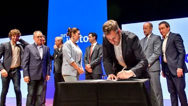 ACUERDO. Achával participó del lanzamiento del plan y firmó el convenio junto a otros intendentes del conurbano..