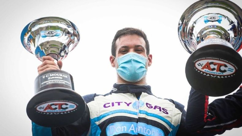 Diego Azar y su trofeo..