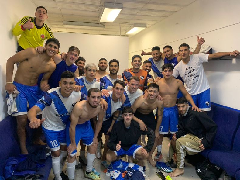 TERCERO. Los jugadores de Unión felices tras la victoria agónica.