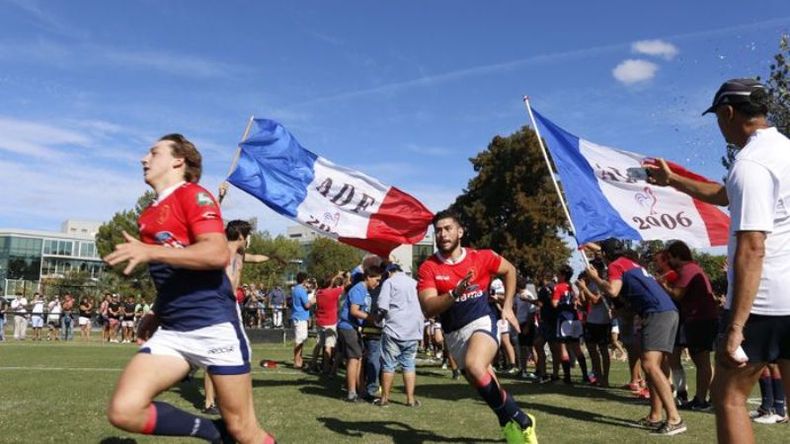 SALIDA. Deportiva tuvo su ingreso a la cancha con el camino de jugadores de otras divisiones..