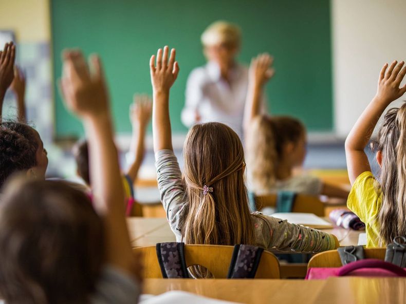 Alcanza a los niveles inicial, primario y secundario de escuelas con subvención estatal del 75% o más. El pago mensual no deberá superar los $54.396.