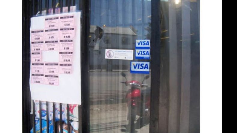 Vidrieras rotas en un supermercado chino de Villa Verde..