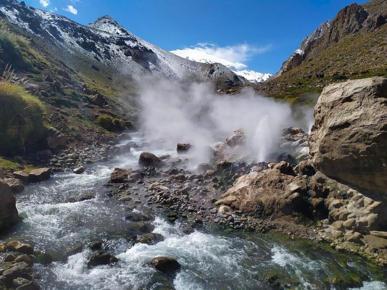 Son un surgente de agua que brota de la tierra y se eleva con altas temperaturas y vapor. (lacritica.com)..jpg