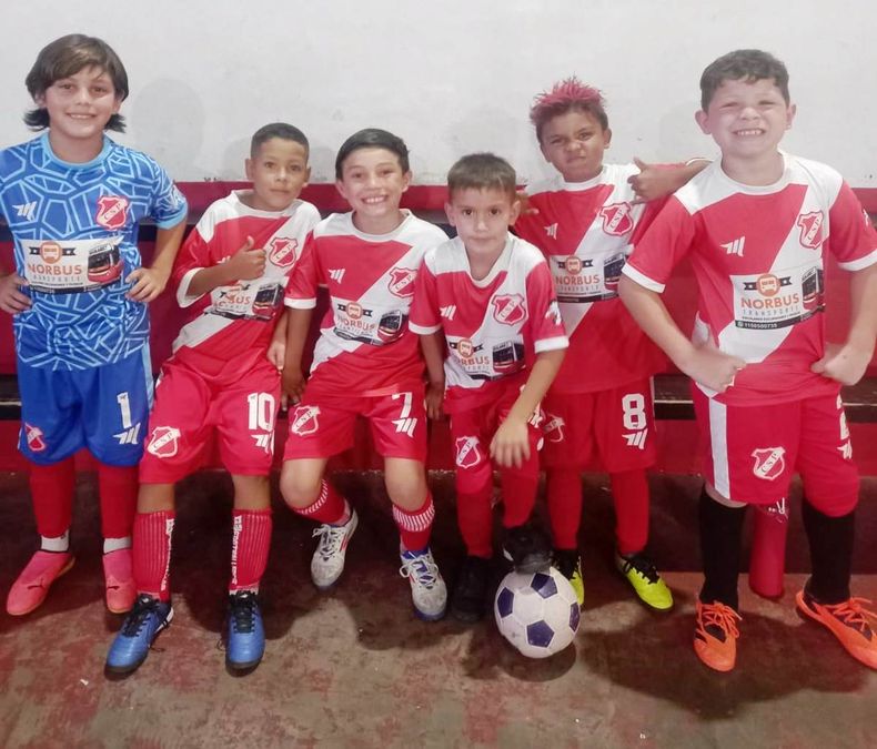 FORMACIÓN. La 2017 de Sportivo le ganó 3-1 a Defensores y domina su categoría con 8 puntos.