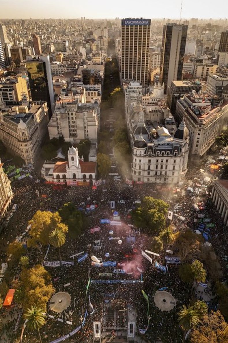 MASIVA. La plaza de Mayo quedó desbordada por las columnas.&nbsp;
