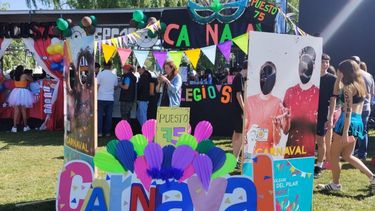 con el color de los puestos escolares, comenzaron las fiestas patronales pilar 2024