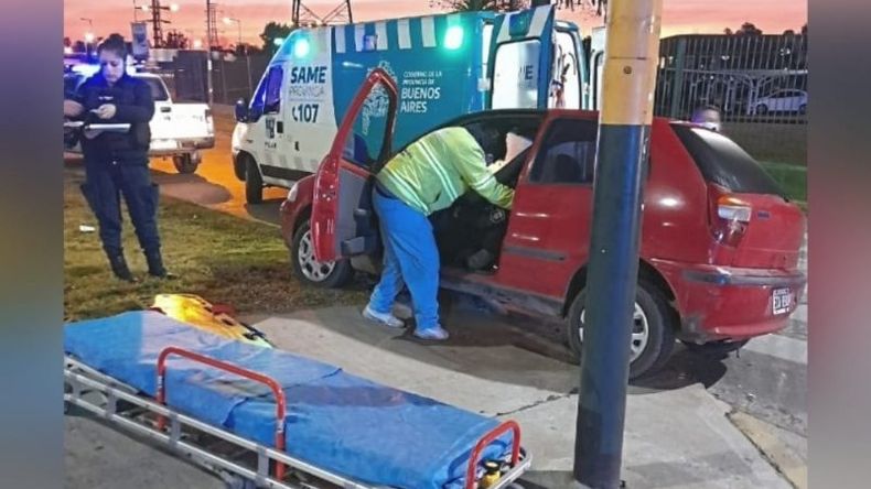 El conductor del automóvil tuvo que ser hospitalizado con fuertes traumatismo. Foto @juancaimpacto.
