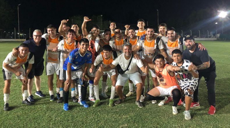 FIESTA DE SÁBADO. Manzanares ganó un partido increíble y lo festeja en cancha.