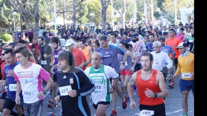 LARGADA. Los 700 atletas, entre ellos con capacidades diferentes, le dieron color y calor a la prueba solidaria..