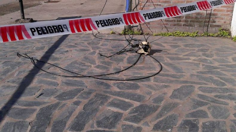 Luego del principio de incendio, los elementos derretidos yacen sobre la vereda. Foto gentileza de Jorge Guerrero..