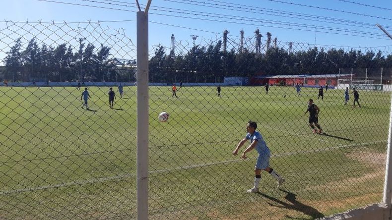 SAQUE LARGO. Pérez hace el lateral en el primer partido de Real. (Foto Prensa Real Pilar)..