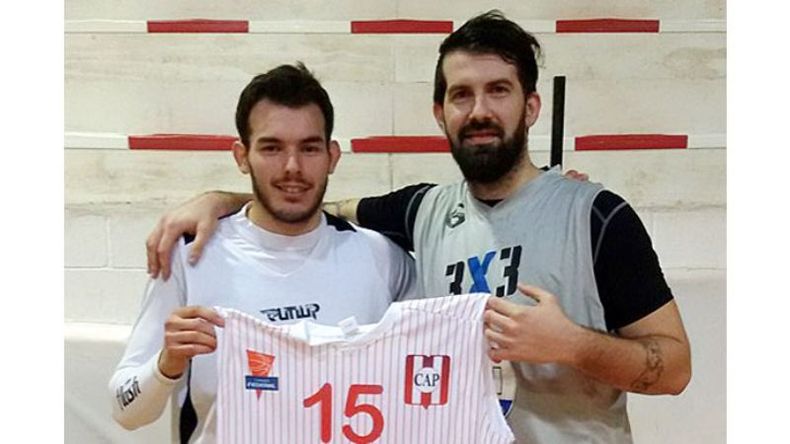 LA NUEVA. Gonzalo Gomes y Sebastián Sevegnani con la camiseta del Rancho..