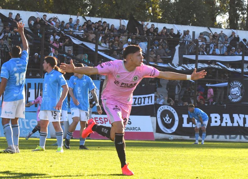 AVIONCITO. Franco Camargo sale festejando su gol, el 2-1 para Real Pilar.